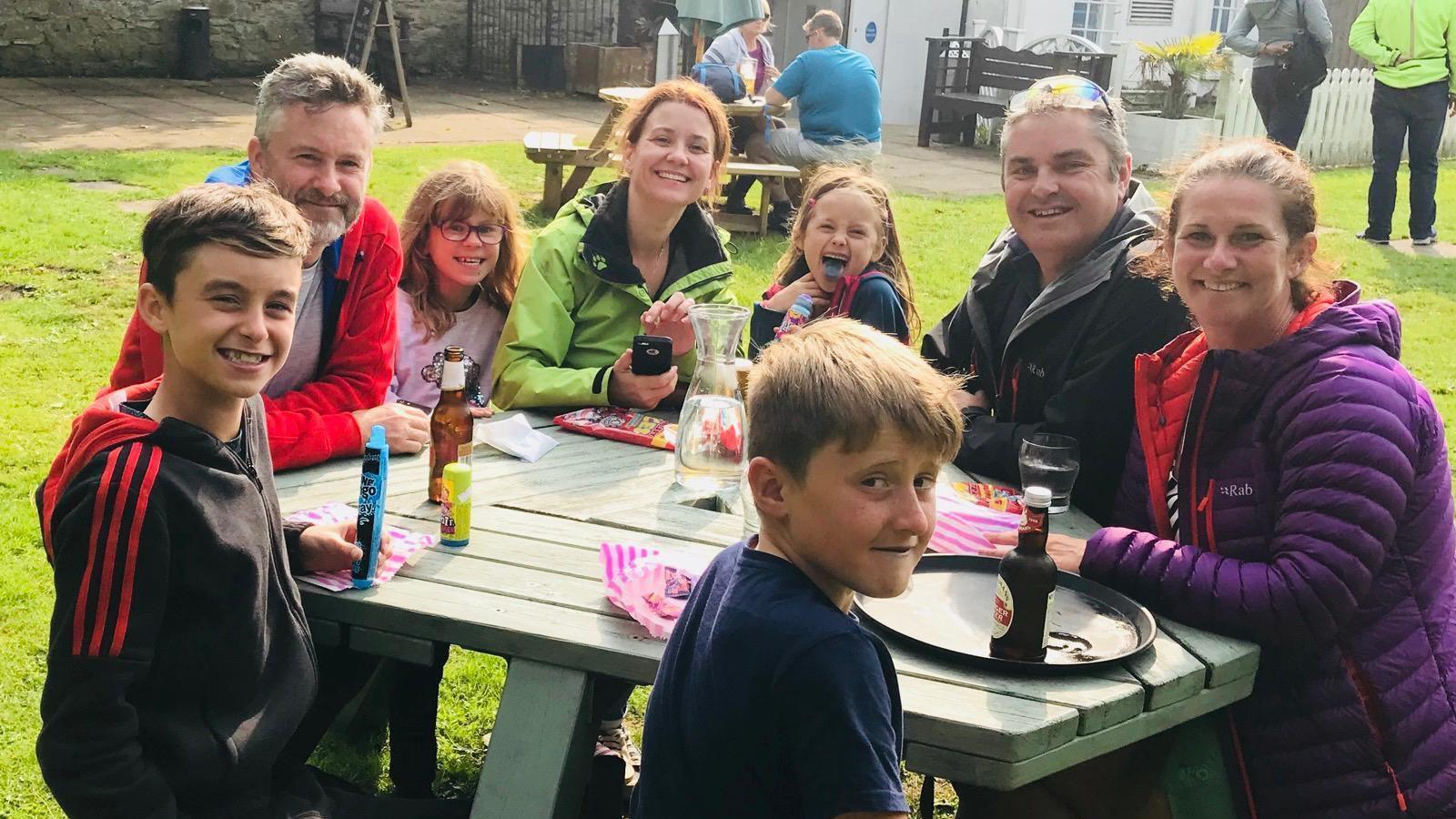 Teuluoedd y ddwy yn cael picnic