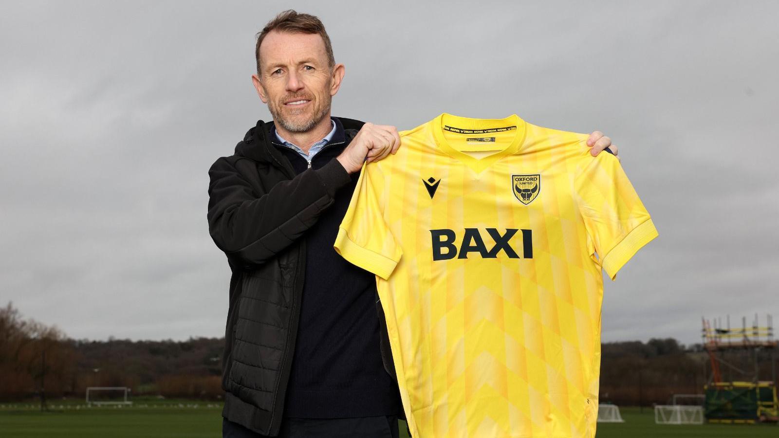 Gary Rowett poses with the Oxford United shirt