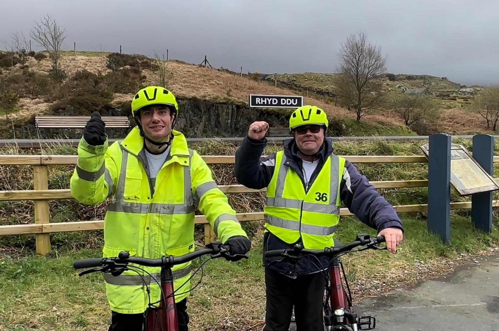 Gareth a Paul yn cyrraedd Rhyd Ddu