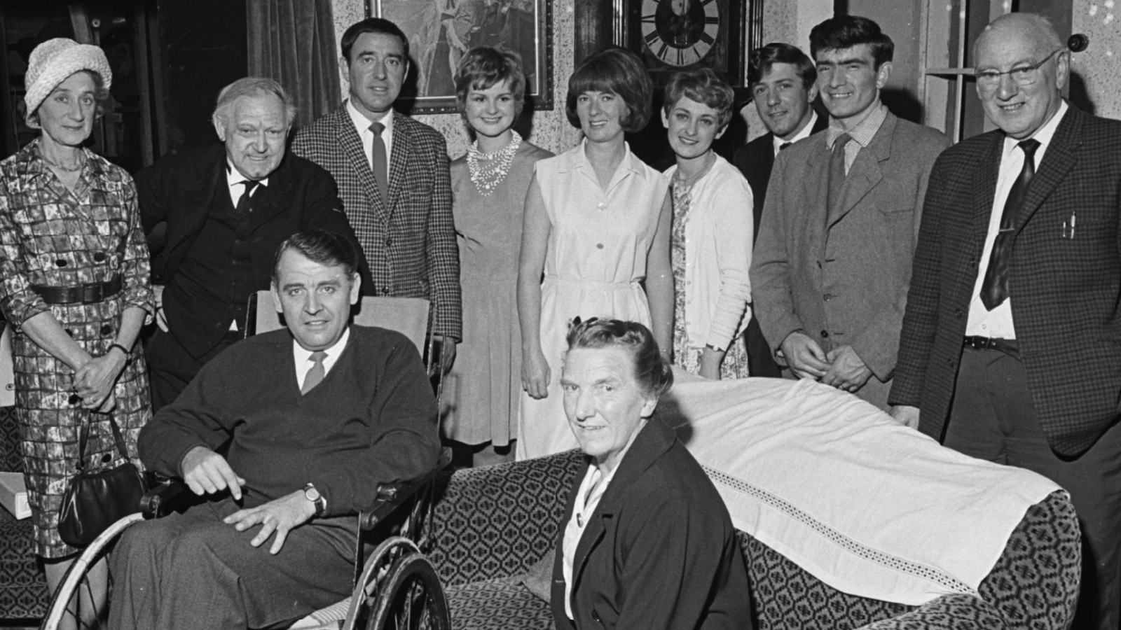 Perfformiad o ddrama John Gwilym Jones, Y Gŵr Llonydd, gan gwmni Theatr Fach, Llangefni. Yn y llun mae: Mair Jones, Rol Davies, Gwyn Jones, Leslie Williams, Kitty Owen, Margaret Charles Williams (Marged Esli), Anwen Williams, Charles Williams, J O Roberts, Ellen Roger Jones, y cynhyrchydd (yn eistedd) a John Gwilym Jones (de eithaf)
