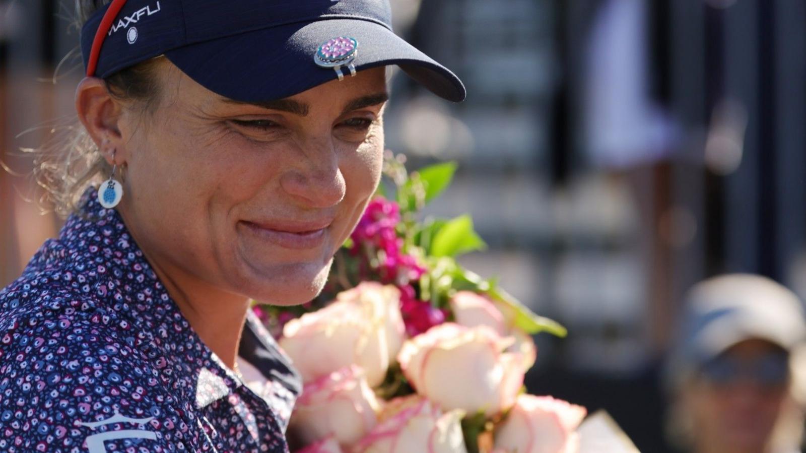 Lexi Thompson with a bunch of flowers presented to her after she finished her final round on the LPGA Tour.