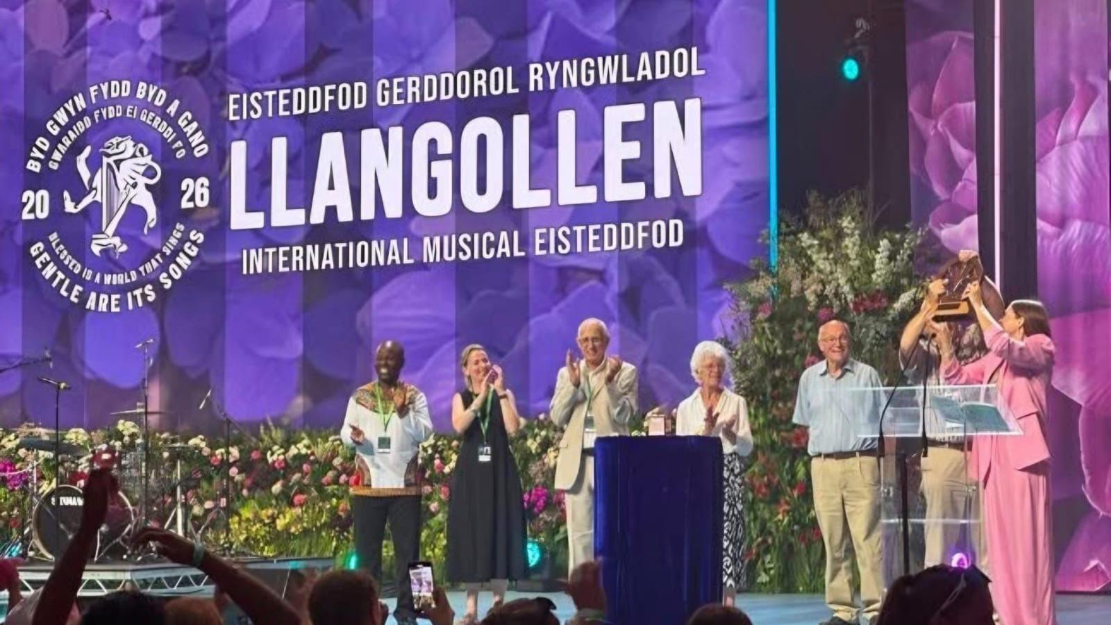 Elin Llwyd yn codi tarian