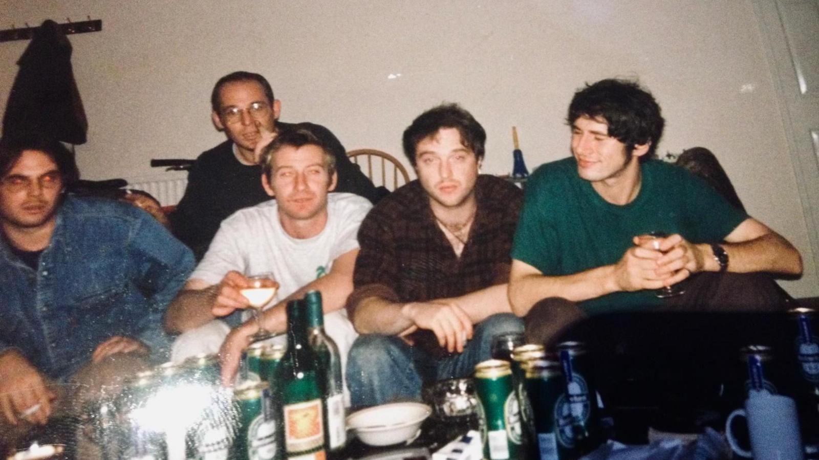 Super Furry Animals gyda poteli gwin