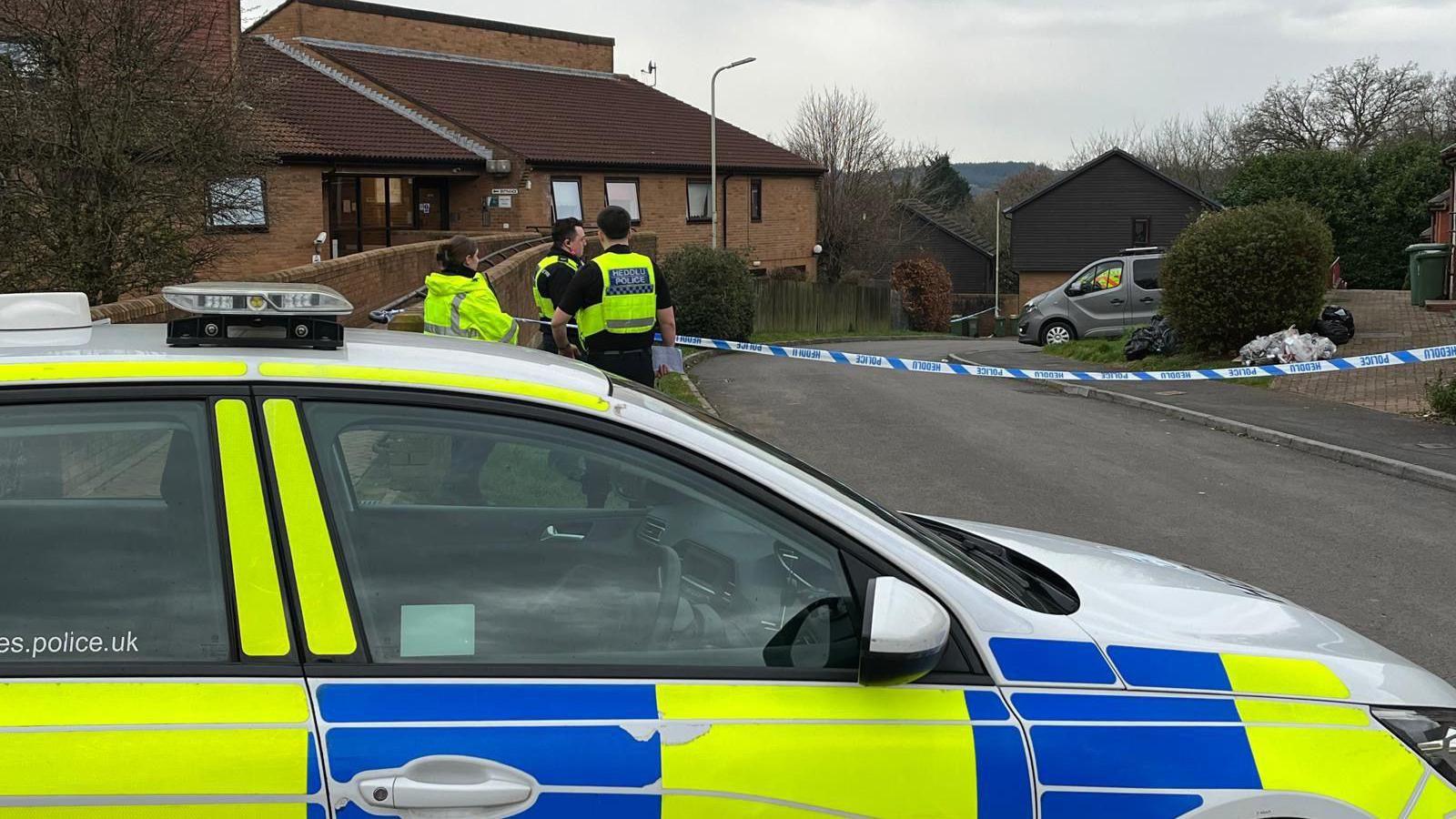 Car heddlu a swyddogion yn Llys Illtyd yn Nhonysguboriau