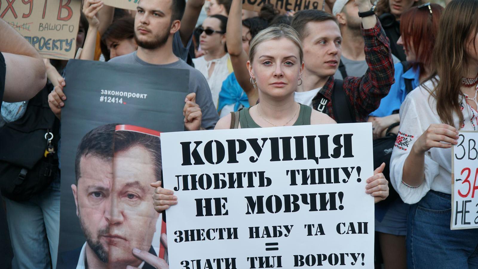 Young Ukrainians oppose a new law by demonstrating in Kyiv