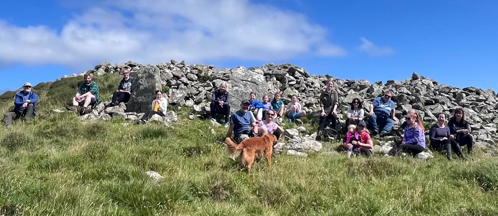 Sluagh aig Dùn Bharpa aig cur air bhog an app