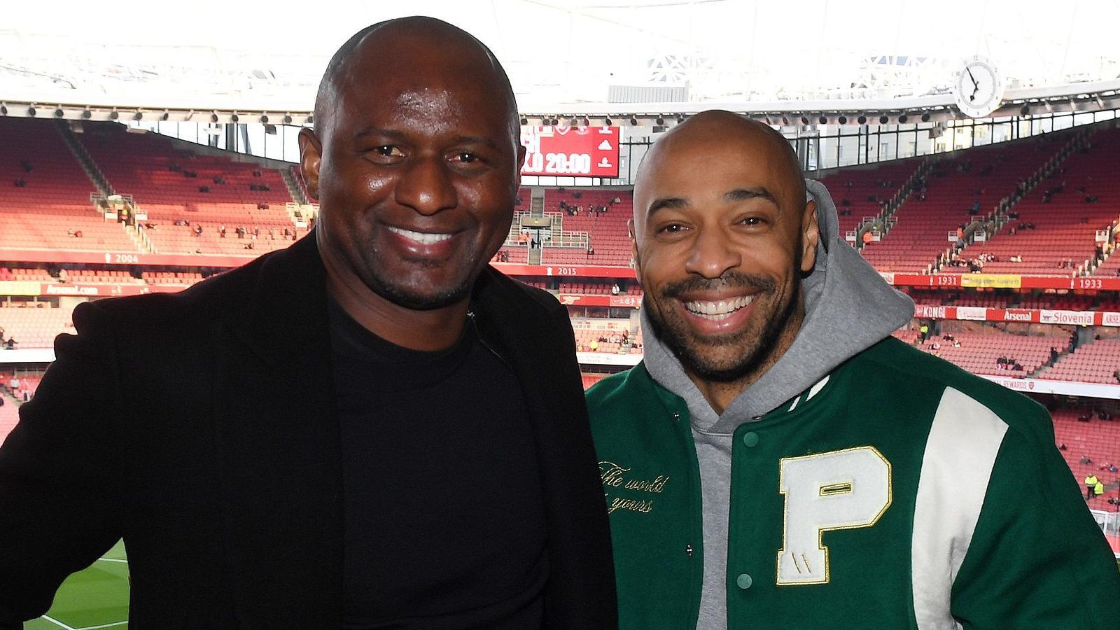 Patrick Vieira a Thierry Henry yn Stadiwm Emirates