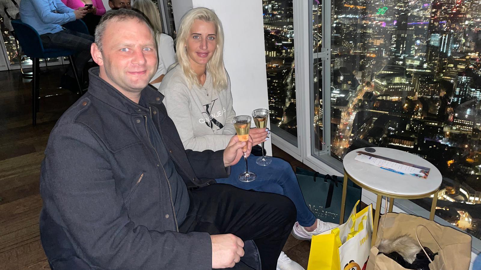 Llun o'r ddau ar drip yn Llundain.