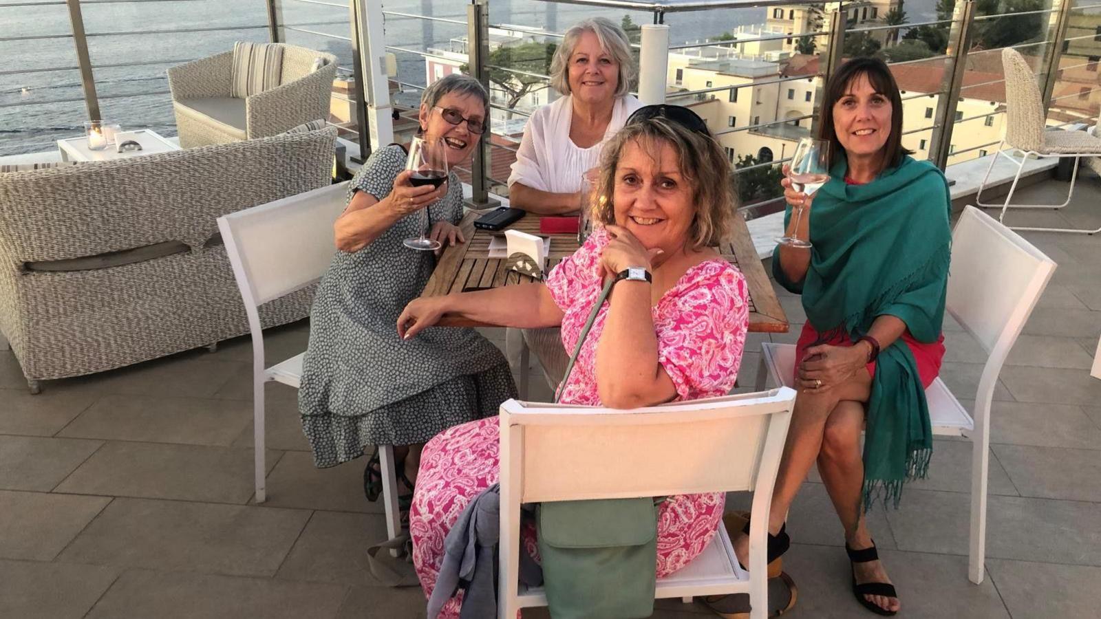 Marlyn ar wyliau gyda'i ffrindiau