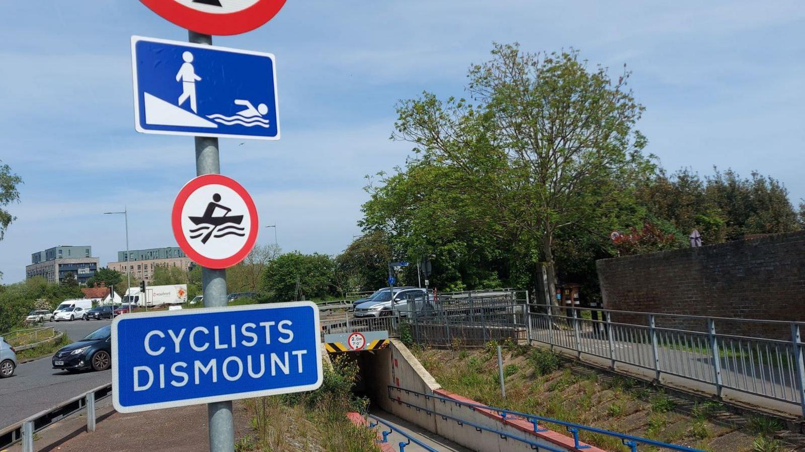 The no rowing sign near the underpass