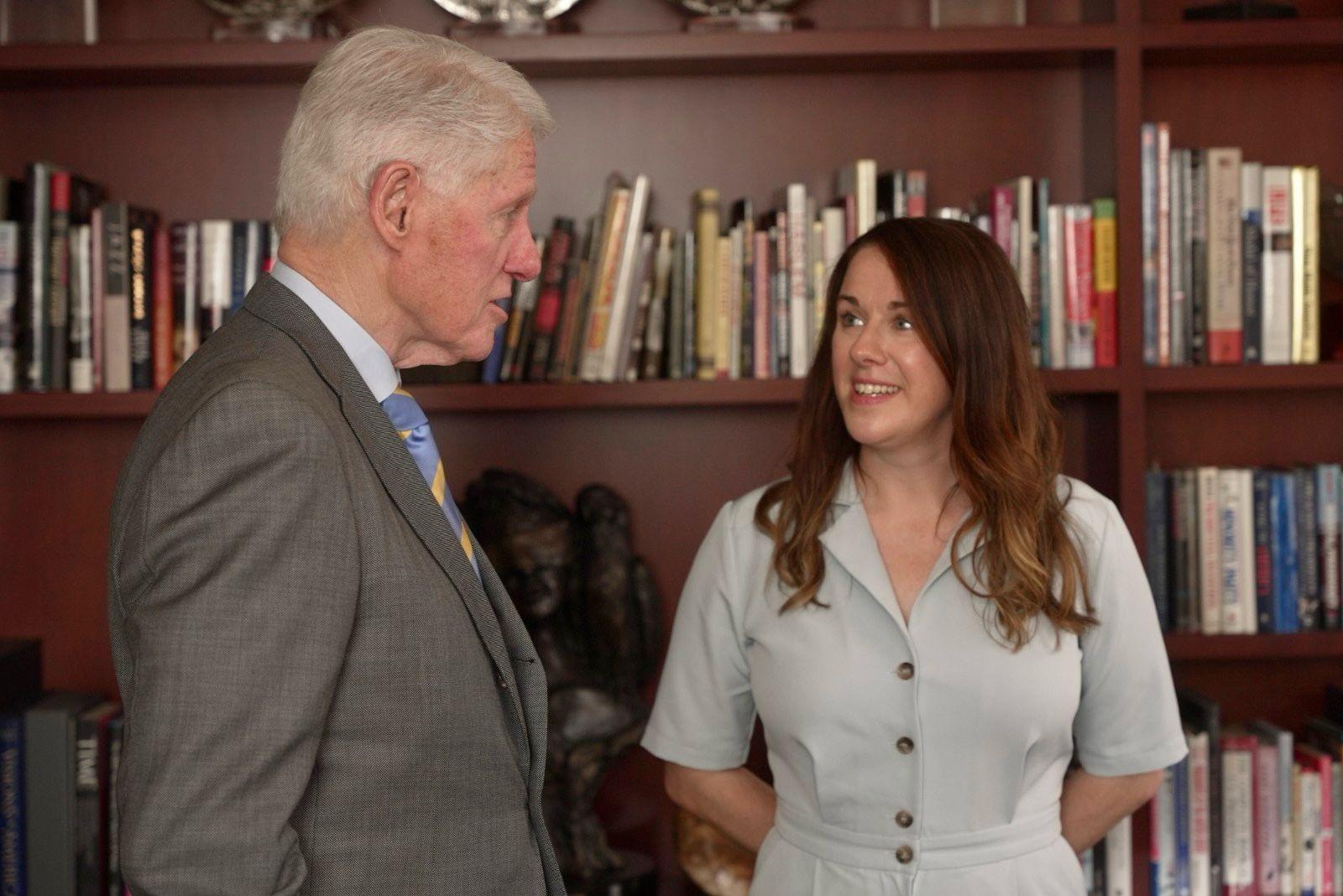 Ceri'n siarad â'r Arlywydd Bill Clinton, sy'n ymddangos ar y rhaglen ddogfen