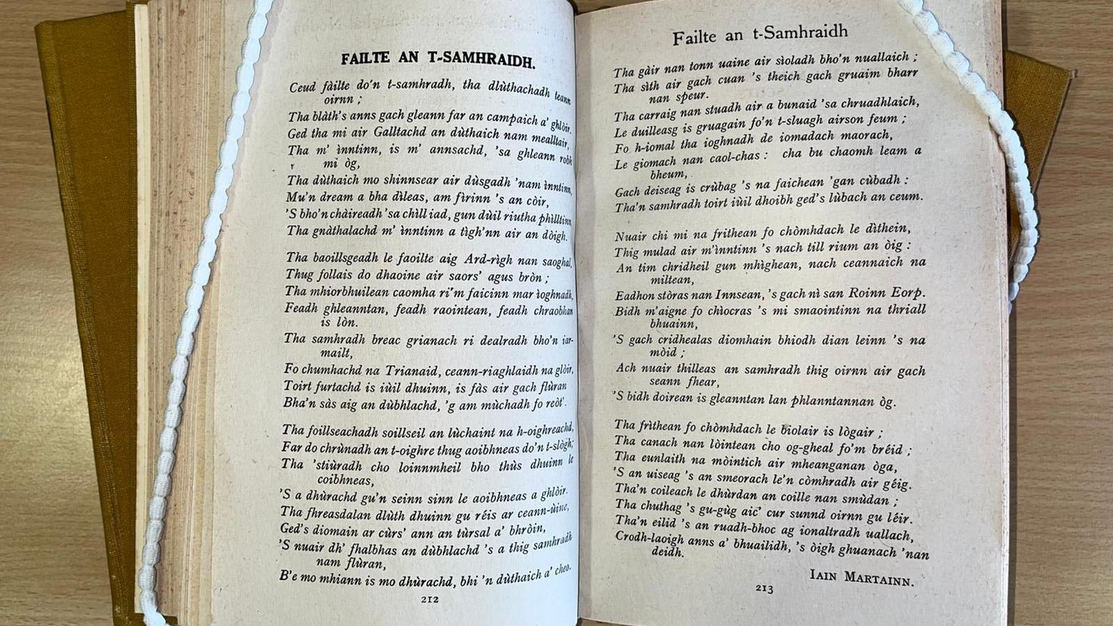 Dealbh de phìos bàrdachd a chaidh a' sgrìobhadh bho chionn 200 bliadhna, air a shealltainn ann an leabhar. 'S e 'Fàilte an t-Samhraidh' a th' air a' phìos. 