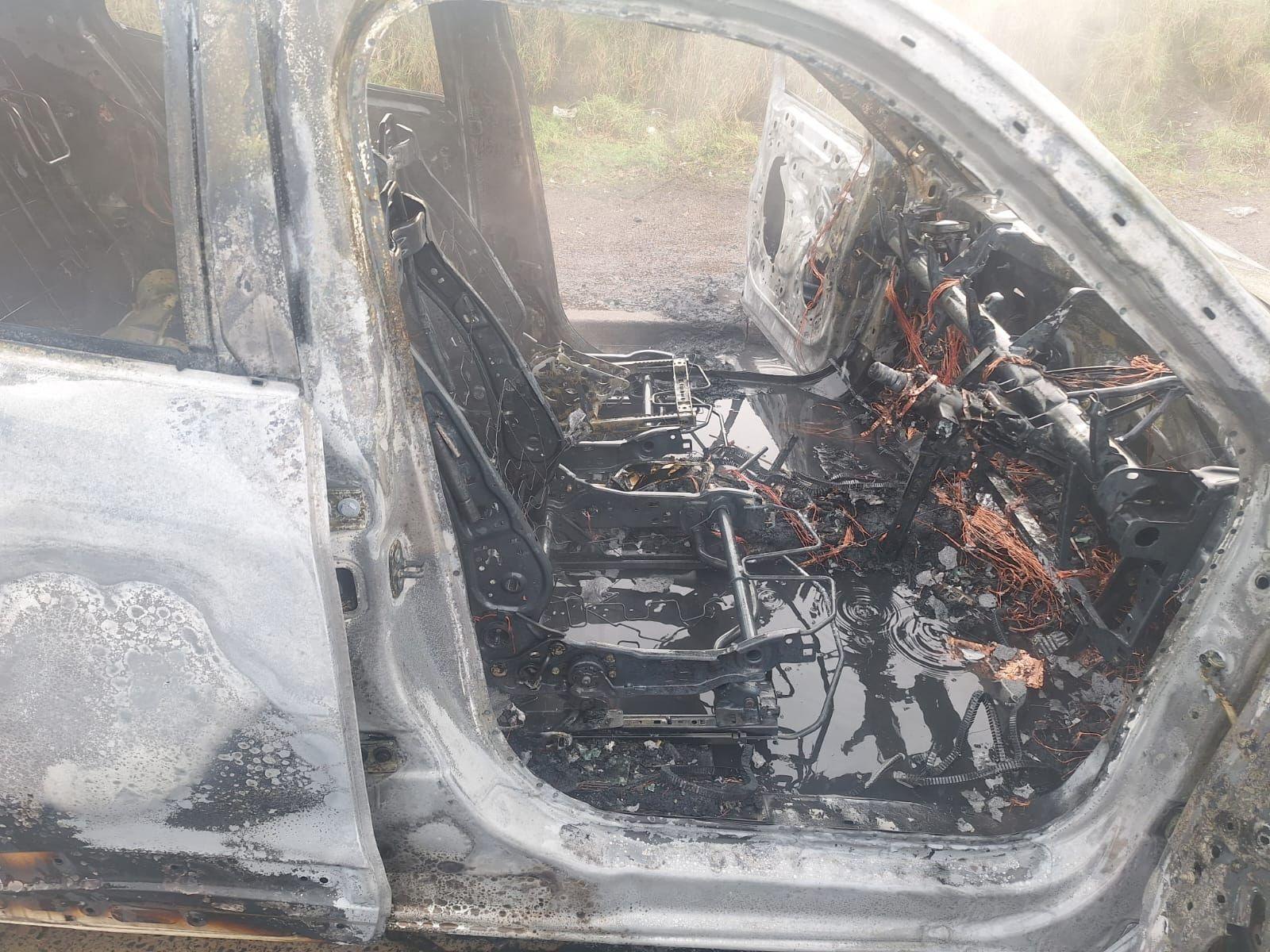 Pjesa e brendshme e makinës së bardhë është dëmtuar plotësisht nga zjarri. Të gjitha xhamat janë hequr, sediljet nuk kanë material mbrojtës dhe telat elektrikë të makinës janë plotësisht të ekspozuar.