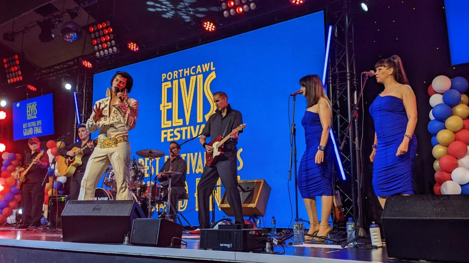 Elvis ar y llwyfan 
