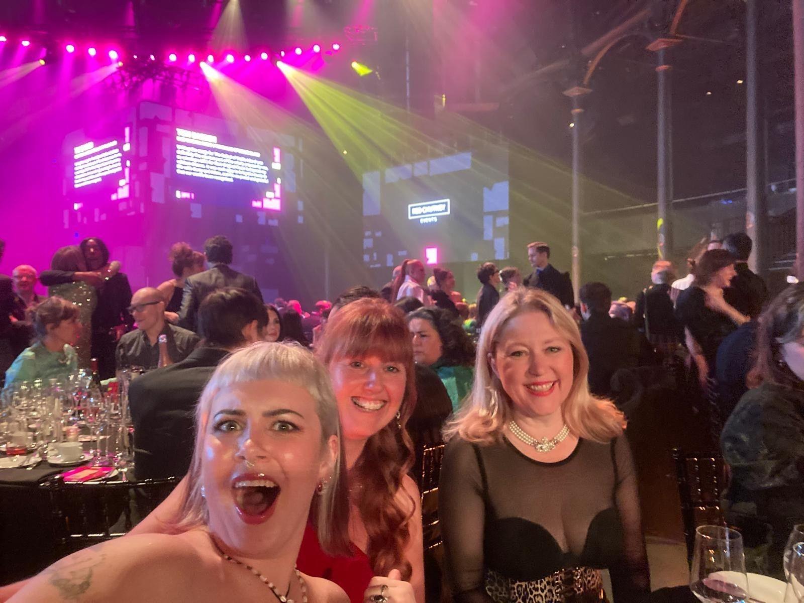 Ella yn y gwobrau (chwith) gyda Sara, rheolwr y sinema (dde)