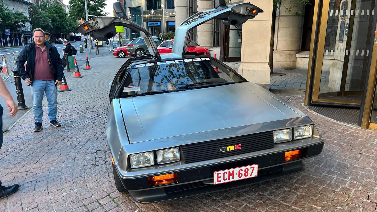 Car DeLorean tu allan i Westy Europa yn Belfast