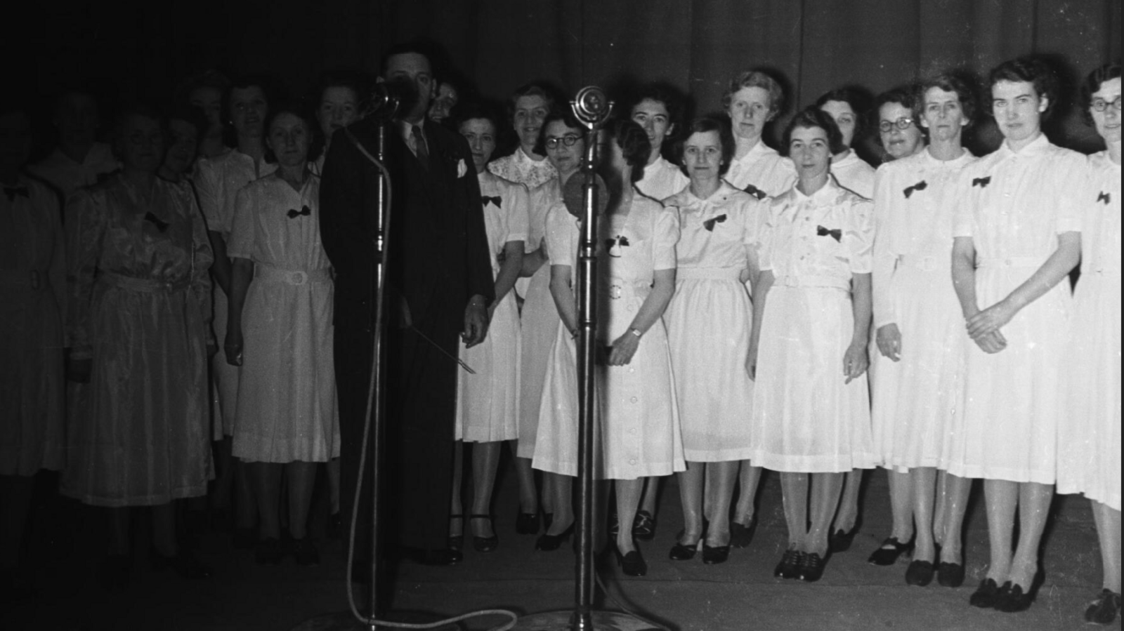 Cystadlu yn y stiwdio ym Mangor yn 'Eisteddfod Ar Yr Awyr'