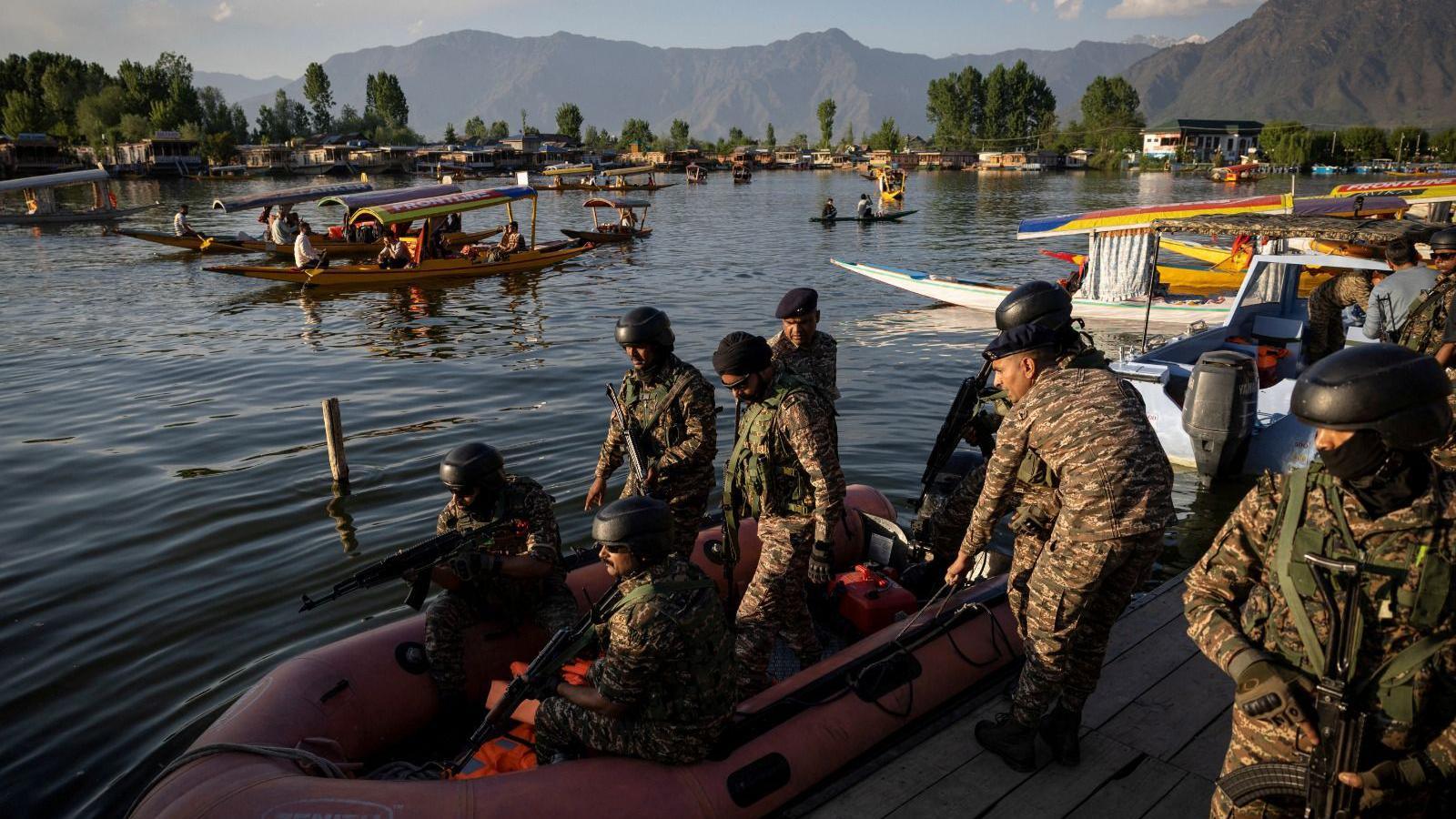 Indian security force personnel patrol in a boat in the waters of Dal Lake as tourists ride "Shikaras" or boats, following a suspected militant attack near south Kashmir's Pahalgam, in Srinagar April 25, 2025. REUTERS/Adnan Abidi