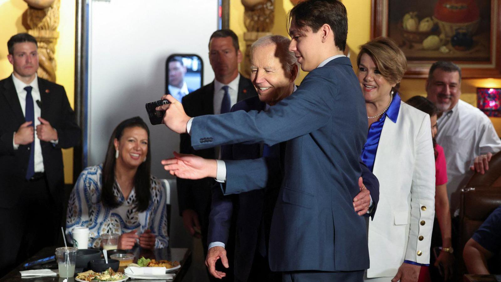 A diner takes a selfie with President Joe Biden at a Mexican restaurant in Las Vegas, Nevada. Photo: 17 July 2024