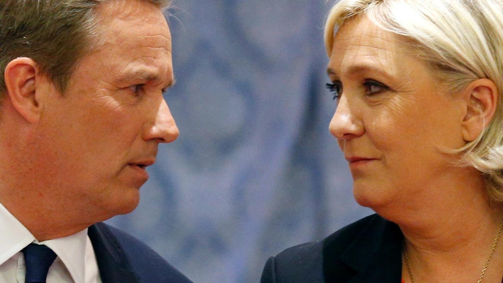 Nicolas Dupont-Aignan (L) and Marine Le Pen on their arrival for a joint statement at FN headquarters in Paris (April 29, 2017)