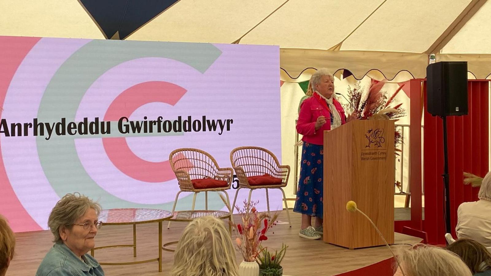 Megan Jones Roberts yn arwain digwyddiad yn diolch i wirfoddolwyr eisteddfodau lleol