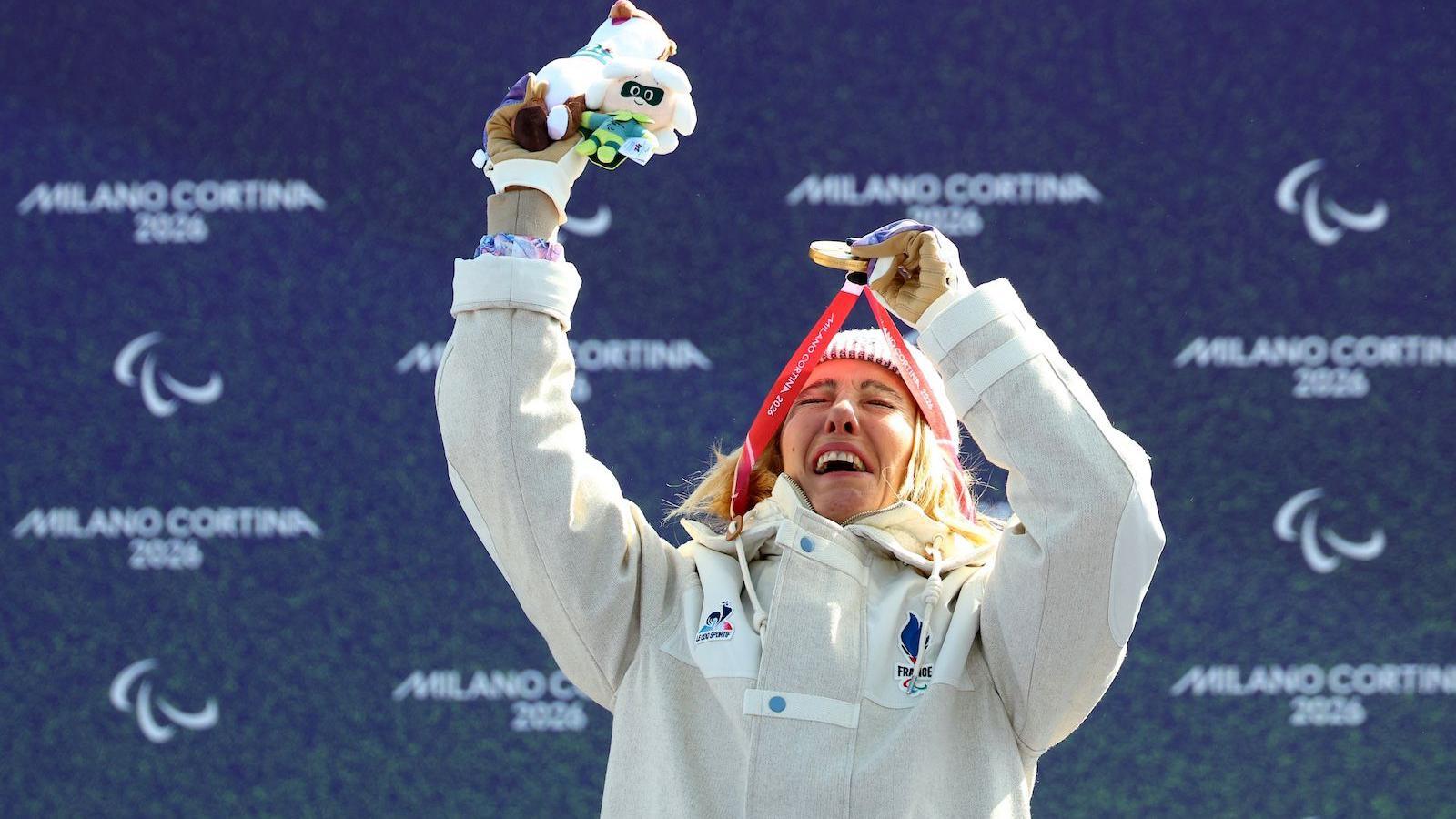 Cecile Hernandezová zvedá na pódium svou zlatou paralympijskou medaili