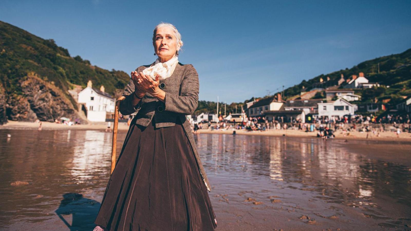 Cranogwen yn barod i'w groesawu ar y traeth
