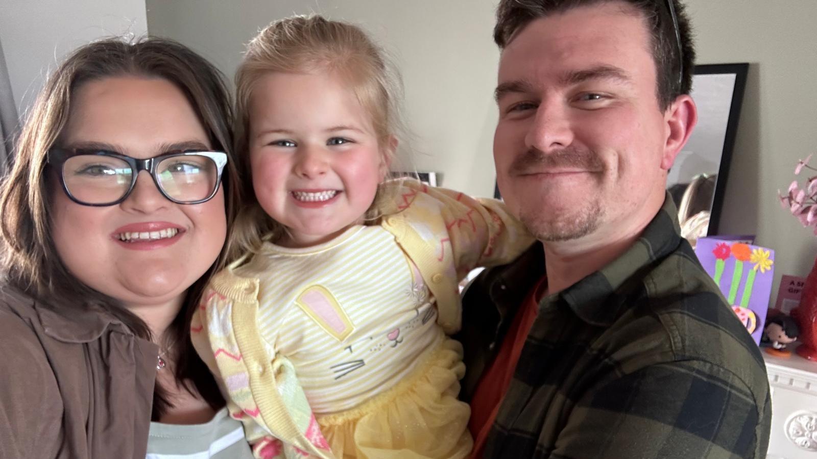 Gabriella & Kurtiss Smith gyda'u merch bump oed, Rosie-Hâf