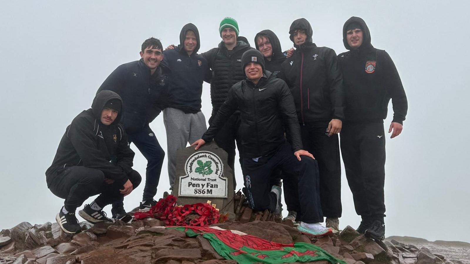 Bechgyn Prifysgol Caerdydd ar gopa mynydd Pen y Fan