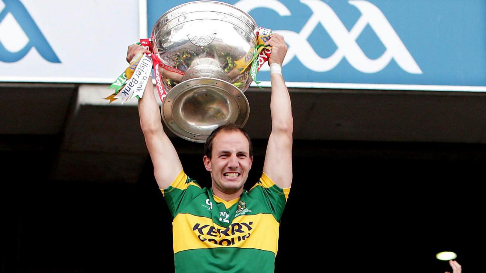 Tadhg Kennelly lifts the Sam Maguire Cup in 2009