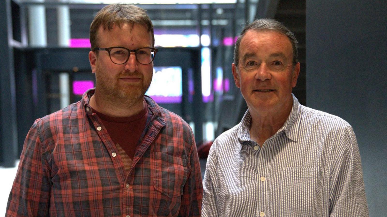 Cynhyrchydd y gyfres, Meic Parry, gyda Nic Parry