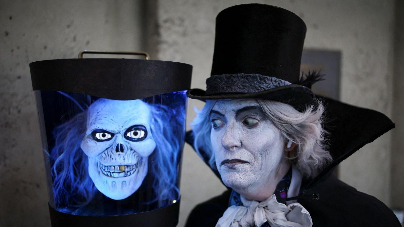 Lady dressed as Hatbox ghost from Disneyland attraction The Haunted Mansion.
