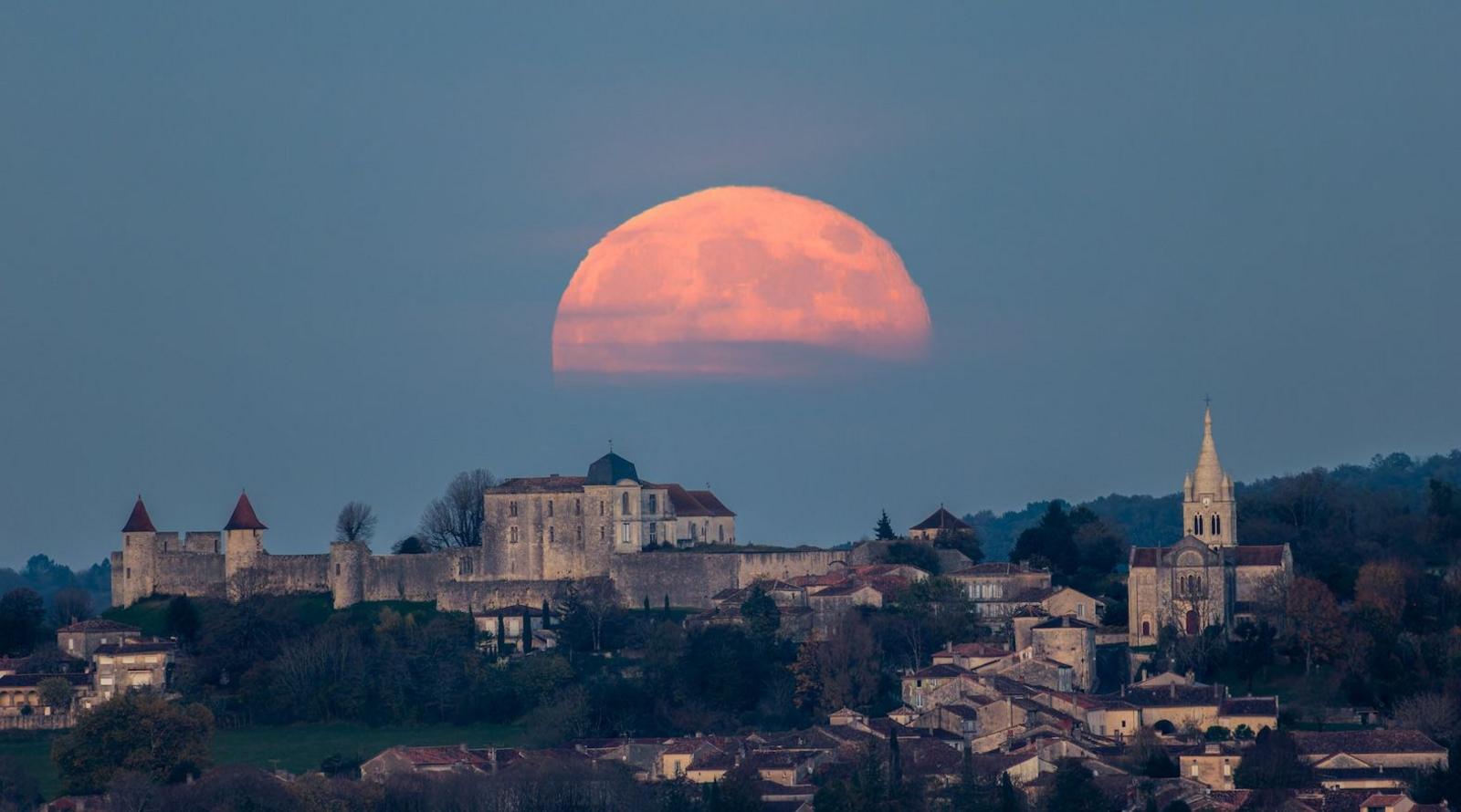 The Moon captured in Bordeaux. 