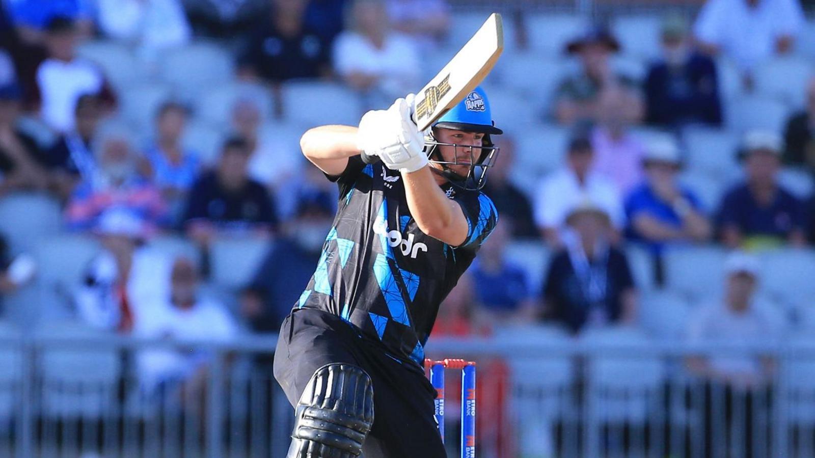 Tom Hinley batting for the Worcestershire Rapids