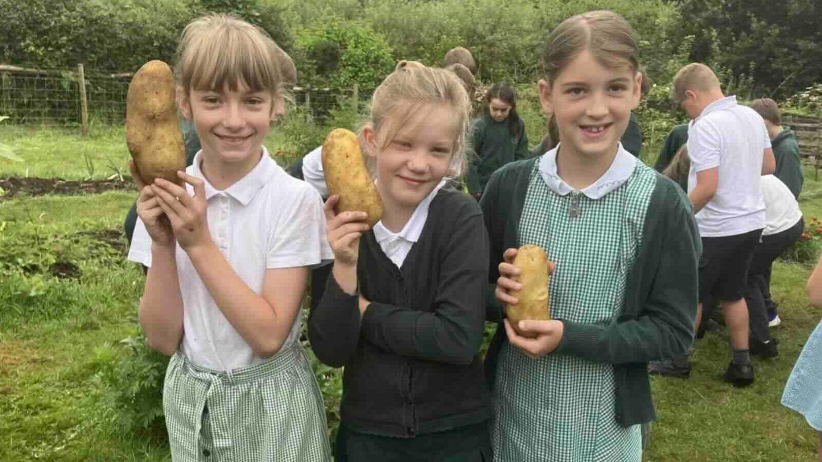 Children at Sir Robert Geffery's Primary Schooll 