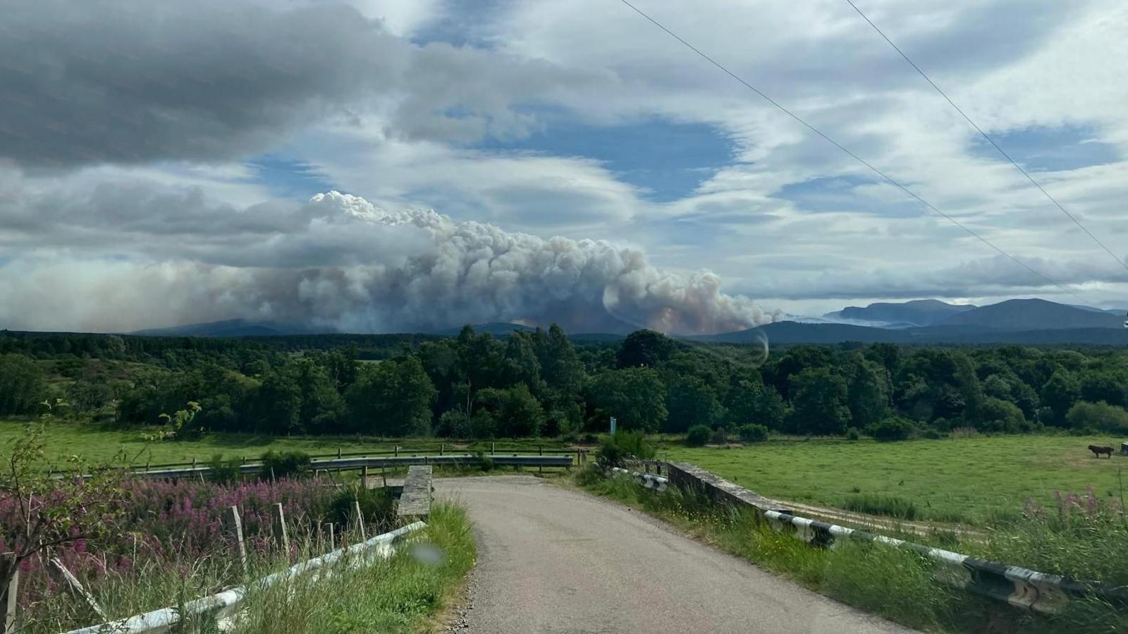 Sealladh de thoit ag èirigh às an teine faisg air Drochaid Neithich air an deireadh-sheachdain