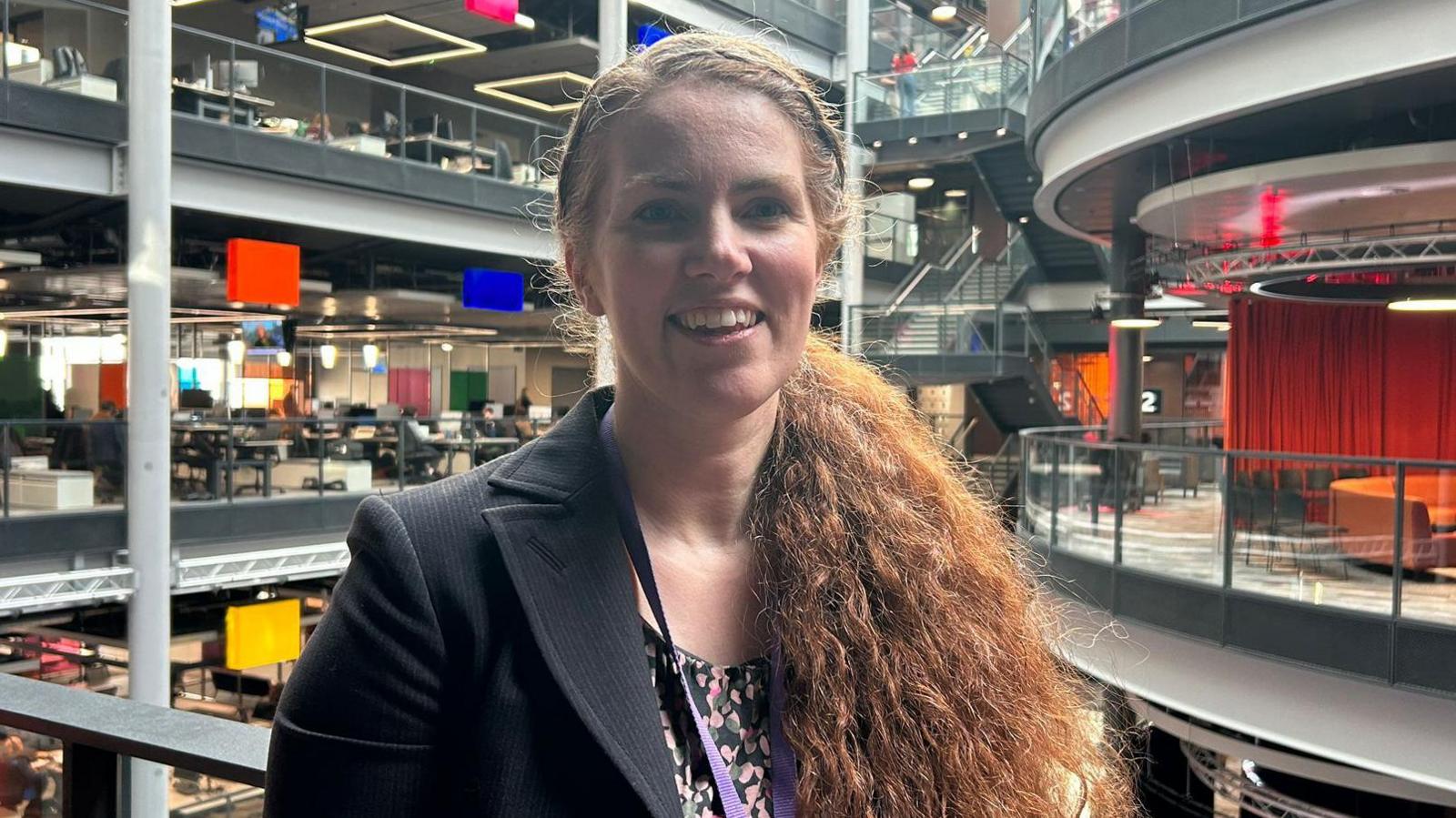 Sioned Thomas yn ystafell newyddion y BBC yng Nghaerdydd yn sgwrsio am ei phrofiadau yn gweithio i Tim Niwrowahaniaeth Cymru.