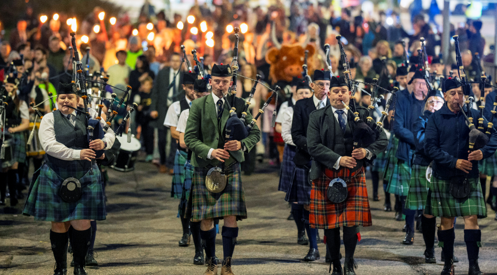 Na pìobairean uile a' caismeachd aig Mòd Loch Abair 2025