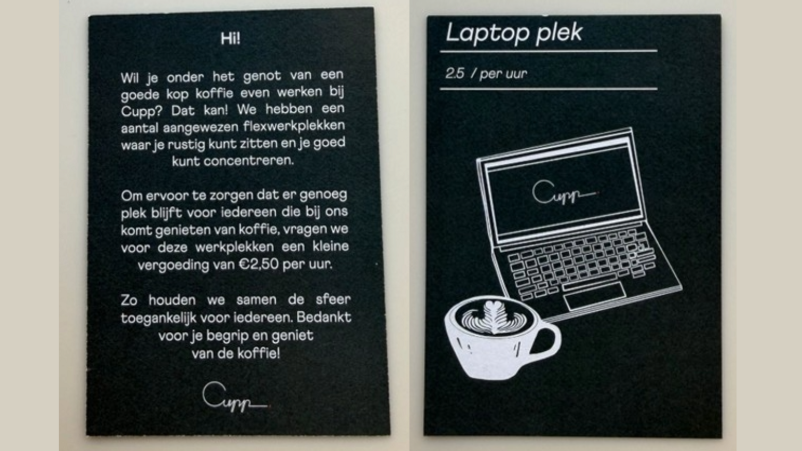 Arwyddion ar wal caffi CUPP yn yr Iseldiroedd, sy'n nodi bod angen i'r rheini sy'n dod a chliniadur gyda nhw i'r caffi dalu 2.50 Ewro yr awr er mwyn cadw ei sedd ger y bwrdd. Mae hynny er mwyn cefnogi'r busnes
Dau arwydd wedi eu gosod ar y wal, un gydag ysgrifen ac eglurhad arno, a'r ail gyda llun o gwpan a chliniadur arno