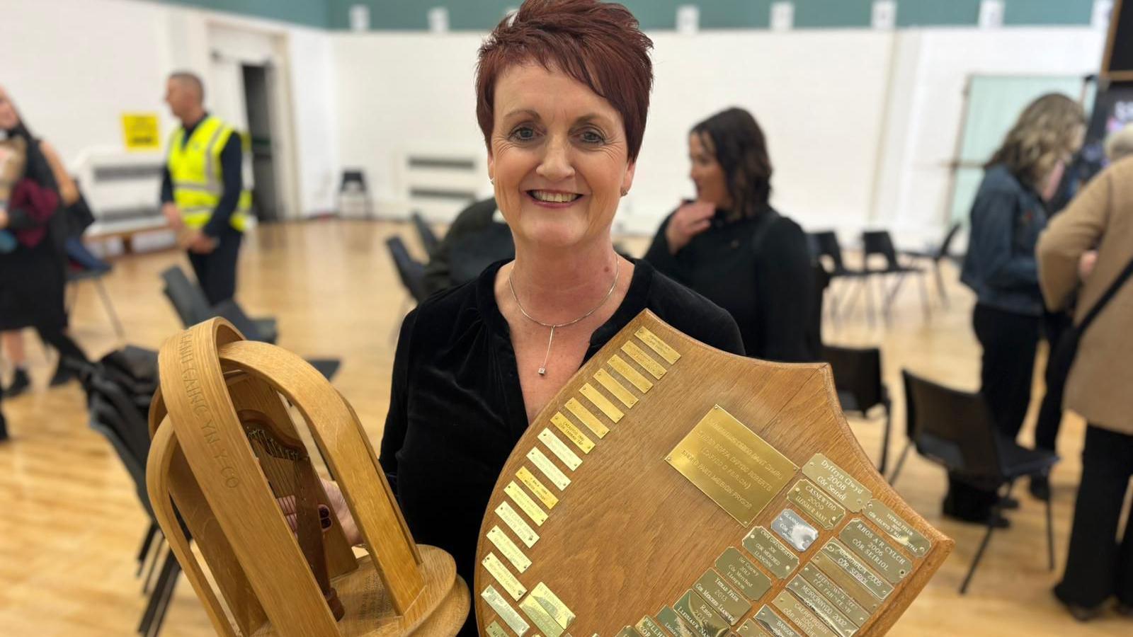 Roedd hi'n hanner nos ond Nia Clwyd wrth ei bodd wedi i'w chôr Lleisiau Tywi ennill cystadleuaeth y Côr Cerdd Dant Agored