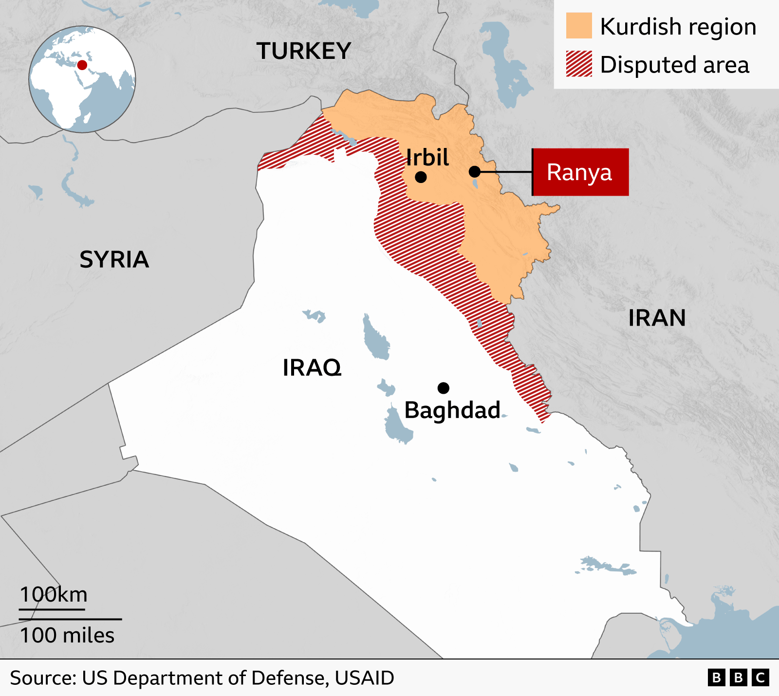 Një hartë e BBC-së e Irakut që tregon rajonin kurd në veri të vendit, i cili shtrihet midis kufijve me Turqinë dhe Iranin. I gjithë kufiri me Turqinë është nën kontrollin kurd. Në jug të këtij rajoni kurd është një zonë me madhësi afërsisht të barabartë mbi të cilën kontrolli politik është i diskutueshëm. Një vlerësim i përafërt vizual do të sugjeronte se këto dy zona të kombinuara përbëjnë rreth 15% të sipërfaqes totale të Irakut. Rreth 100 km të kufirit me Sirinë shtrihet përgjatë perëndimit të zonës së diskutueshme. Në Lindje, kontrolli i rreth 200 km të kufirit me Iranin është i diskutueshëm, me kufirin në veri - që përbën rreth një të tretën e kufirit total iranian - që është nën kontrollin kurd. Kryeqyteti rajonal kurd i Erbilit tregohet dhe qyteti i Ranyas është i theksuar 100 km në Lindje. Burimi për kufijtë e rajonit kurd dhe zonës së diskutueshme është Departamenti i Mbrojtjes i SHBA-së dhe USAID.
