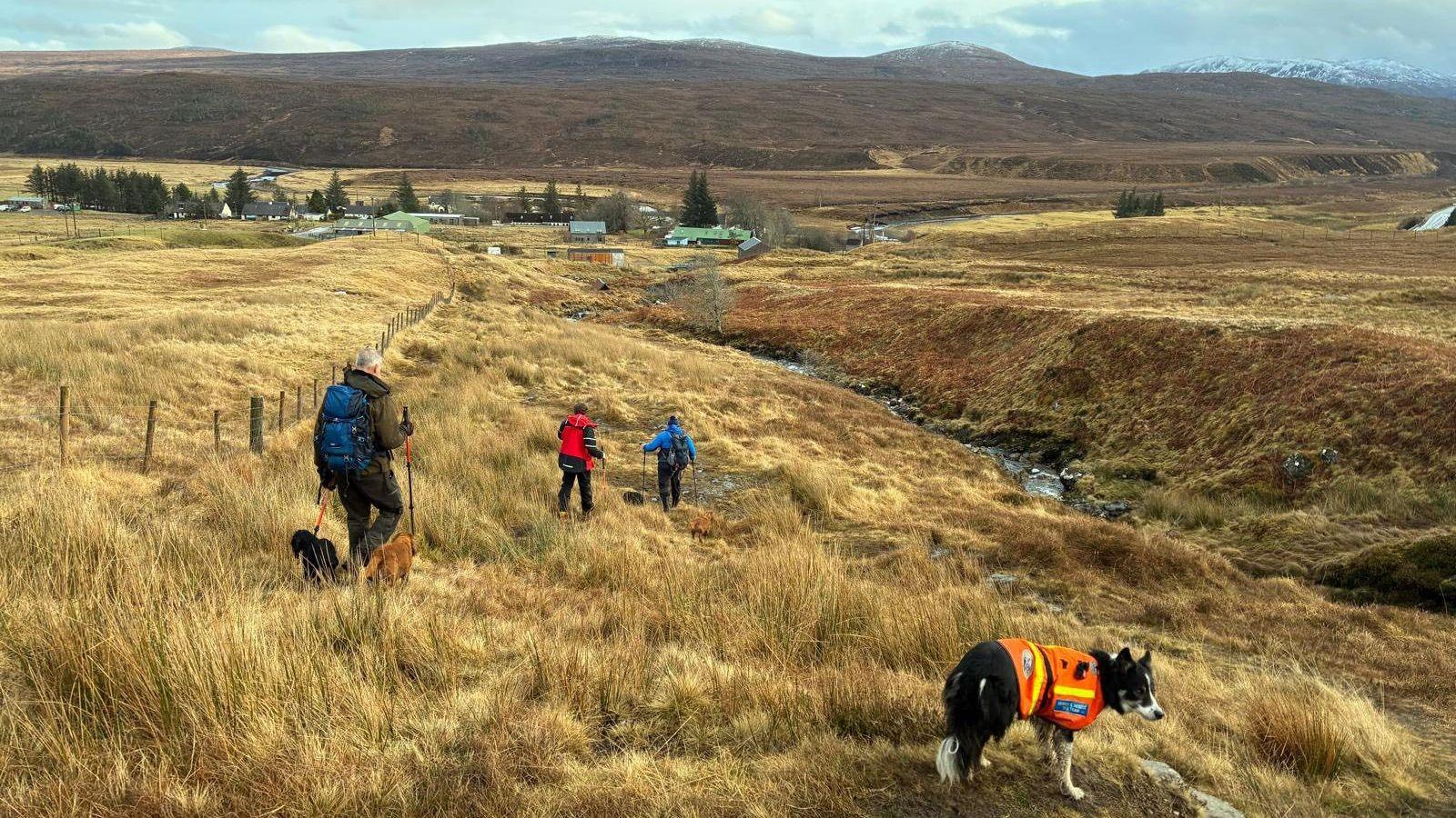 Buill bho Sgioba Teasairginn Bheanntan Dhùn Dòmhnaill an sàs ann an iomairt theasairginn