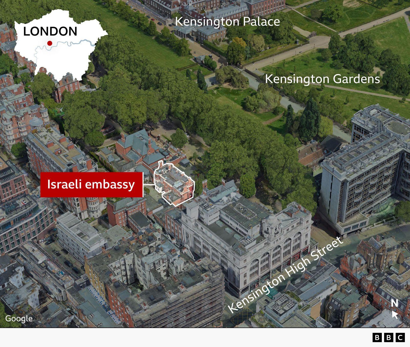 Një hartë ajrore e etiketuar e Kensington në Londër që tregon ambasadën izraelite të shënuar me të kuqe midis rrugëve dhe ndërtesave përreth, me Pallatin Kensington dhe Kopshtet Kensington aty pranë. Një hartë e futur në foto nxjerr në pah vendndodhjen e Londrës brenda Mbretërisë së Bashkuar.