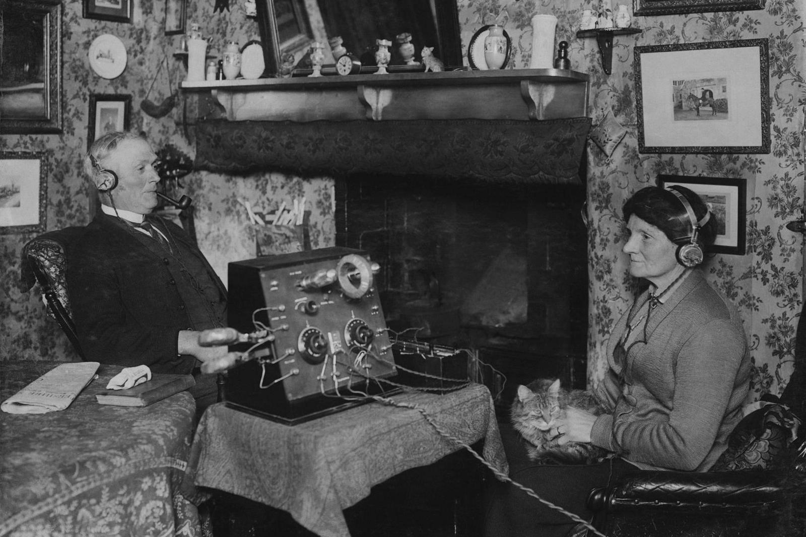 Gwrando ar y radio yn yr 1920au