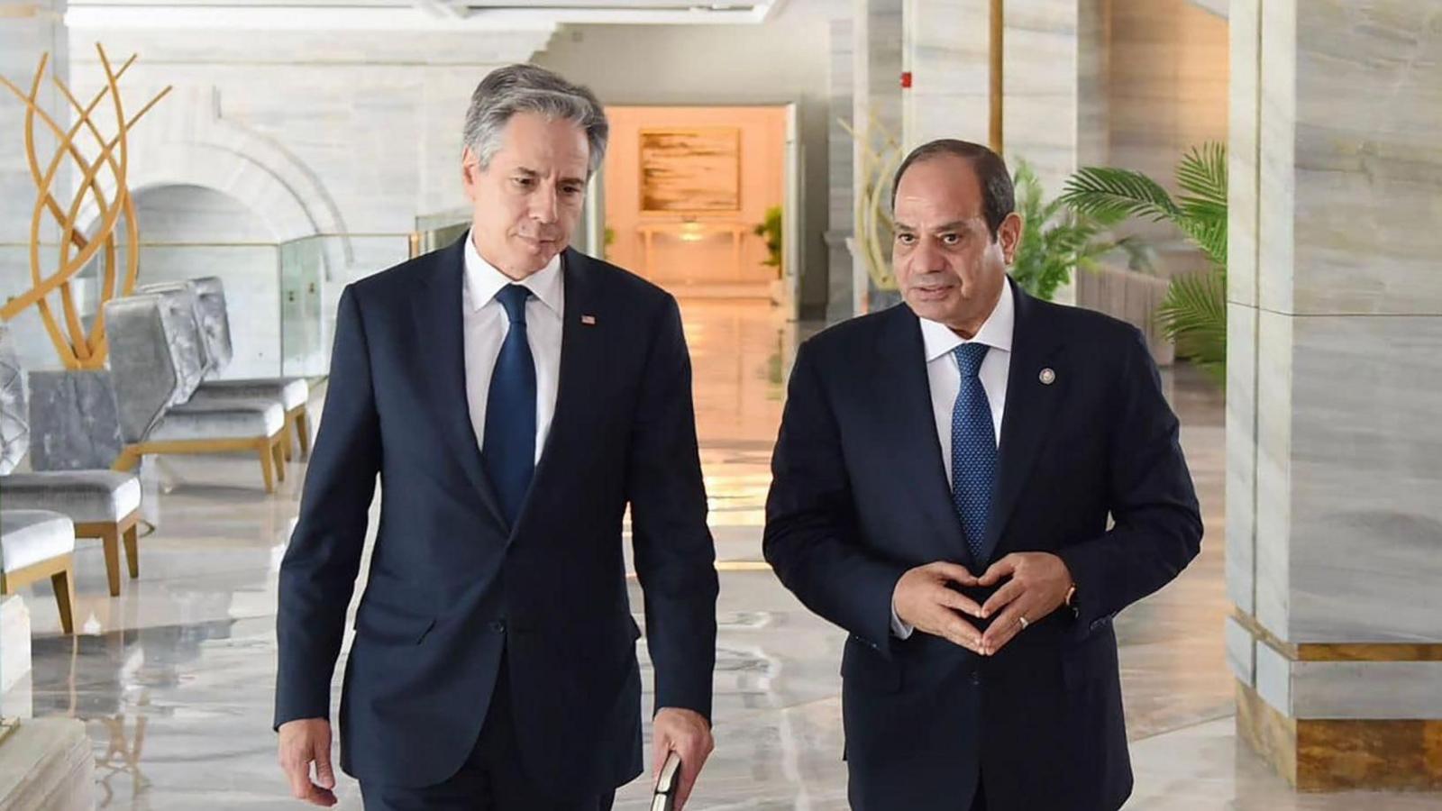 US Secretary of State Antony Blinken (L) walks with Egyptian President Abdul Fattah al-Sisi (R) in El-Alamein, Egypt (20 August 2024)