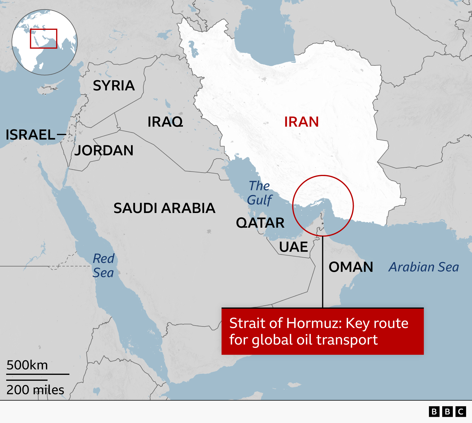 Hartë që tregon se ku ndodhet Ngushtica e Hormuzit në Gjirin e Omanit, një rrugë kyçe për transportin global të naftës. Ngushtica shtrihet midis Iranit dhe gadishullit të Emirateve të Bashkuara Arabe dhe Omanit. Harta tregon gjithashtu vendet në rajonin më të gjerë të Lindjes së Mesme, duke përfshirë Arabinë Saudite, Irakun, Jordaninë dhe Izraelin.