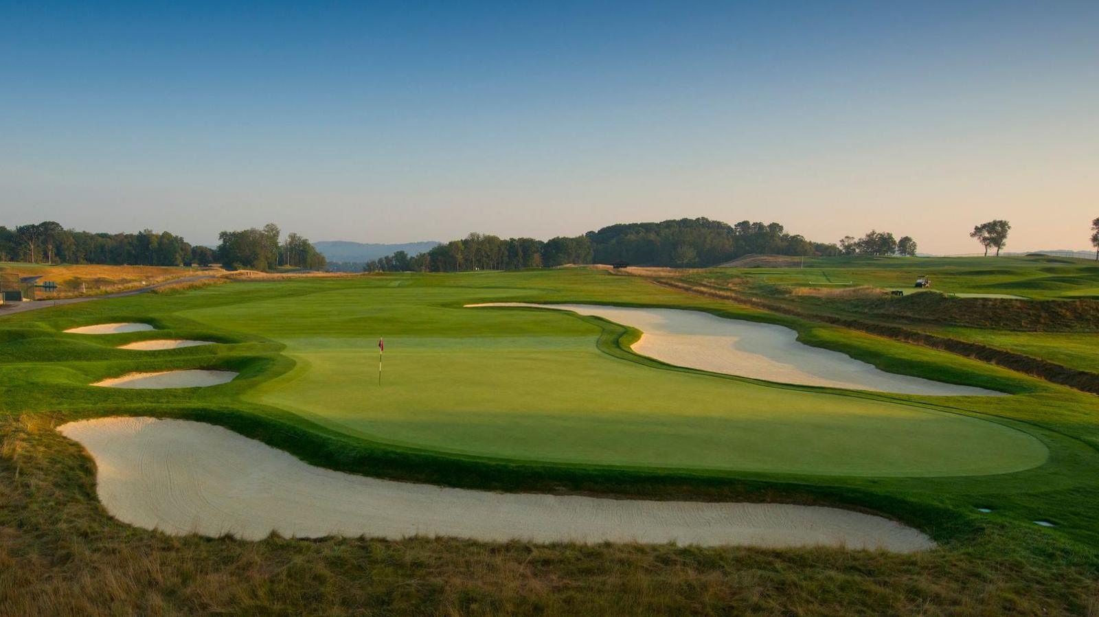 A picture of the eighth green at Oakmont in 2016