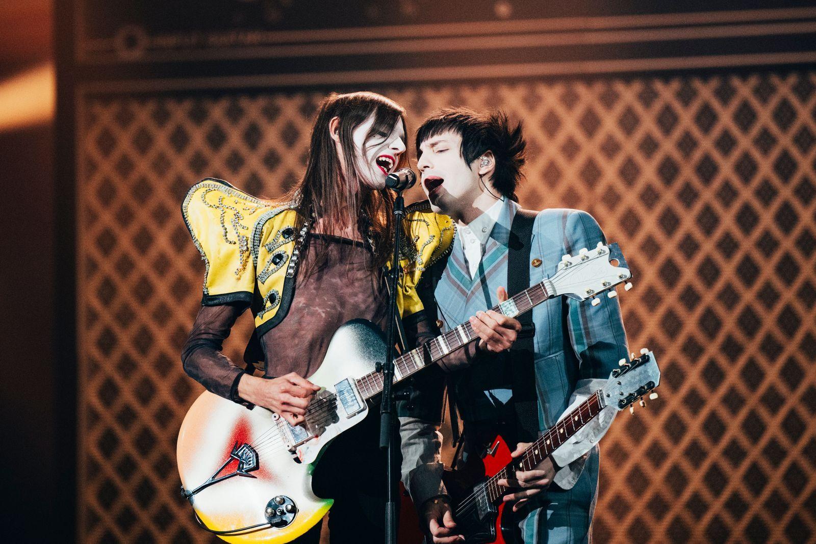 Italy's Lucio Corsi (left) recreated David Bowie's iconic Top Of The Pops performance with Mick Ronson during his song, Volevo Essere Un Duro
