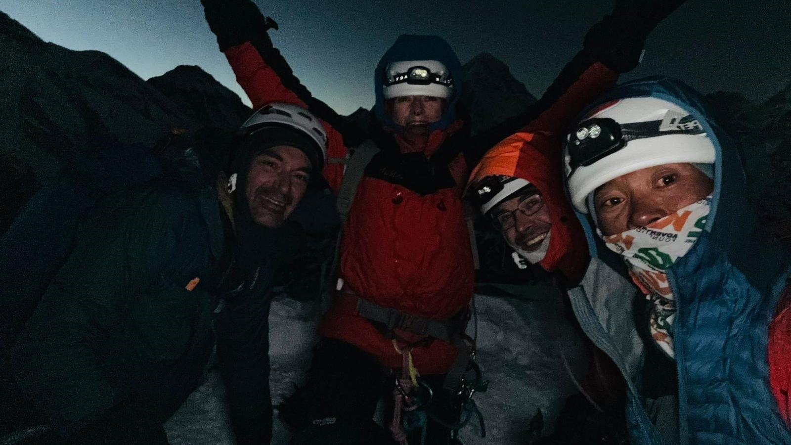 Roedd rhaid cychwyn mynydda'n gynnar yn y bore hefyd