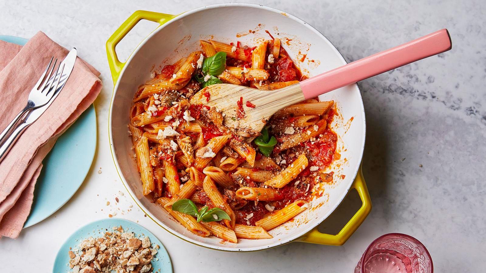 Pasta with spicy sardine and tomato sauce
